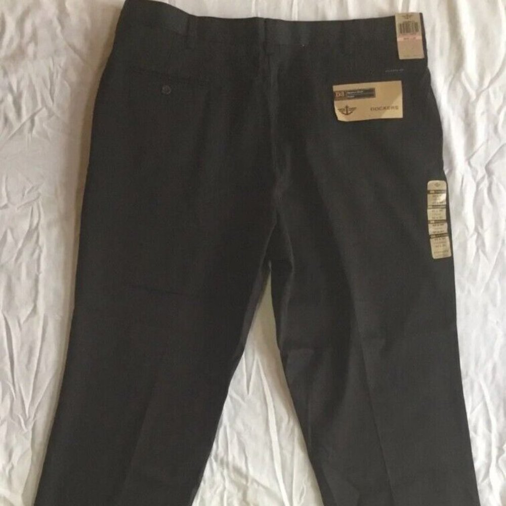 NEW MENS 40x32 BLACK DOCKERS SIGNATURE KHAKI CLASSIC FIT PLEATED FRONT D3 PANTS